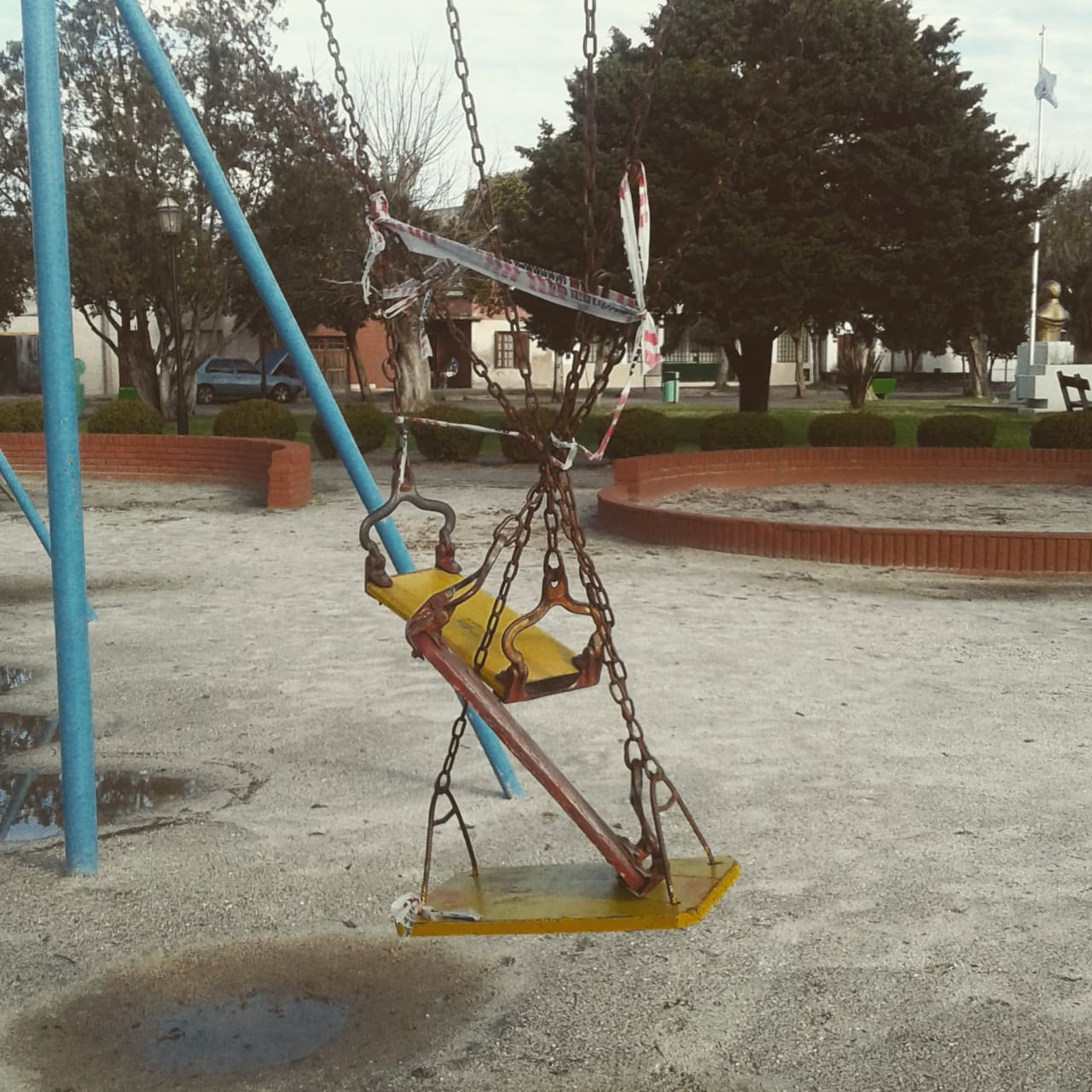 De hamacas prohibidas y plazas vacías