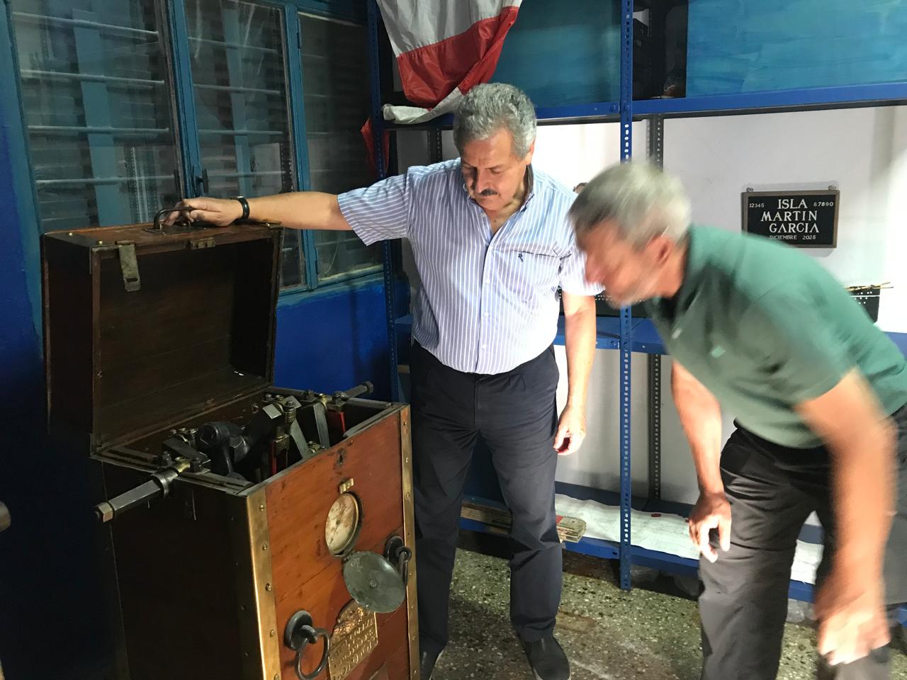Examinando Bombas Para Buceo De Antaño, Facilitadas Por Taller Cramwell. Foto Oadm, Marzo 2026