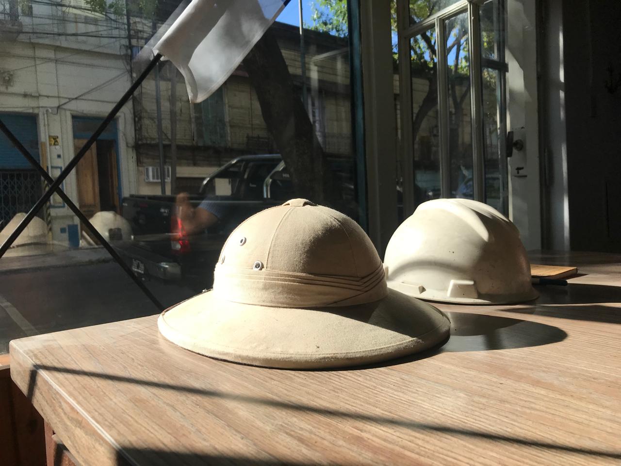 Un Sombrero De Exploración Y Un Casco De Obra Apenas Adjetivan El Amplio Escritorio Del Gabinete. Foto Oadm, Marzo 2026