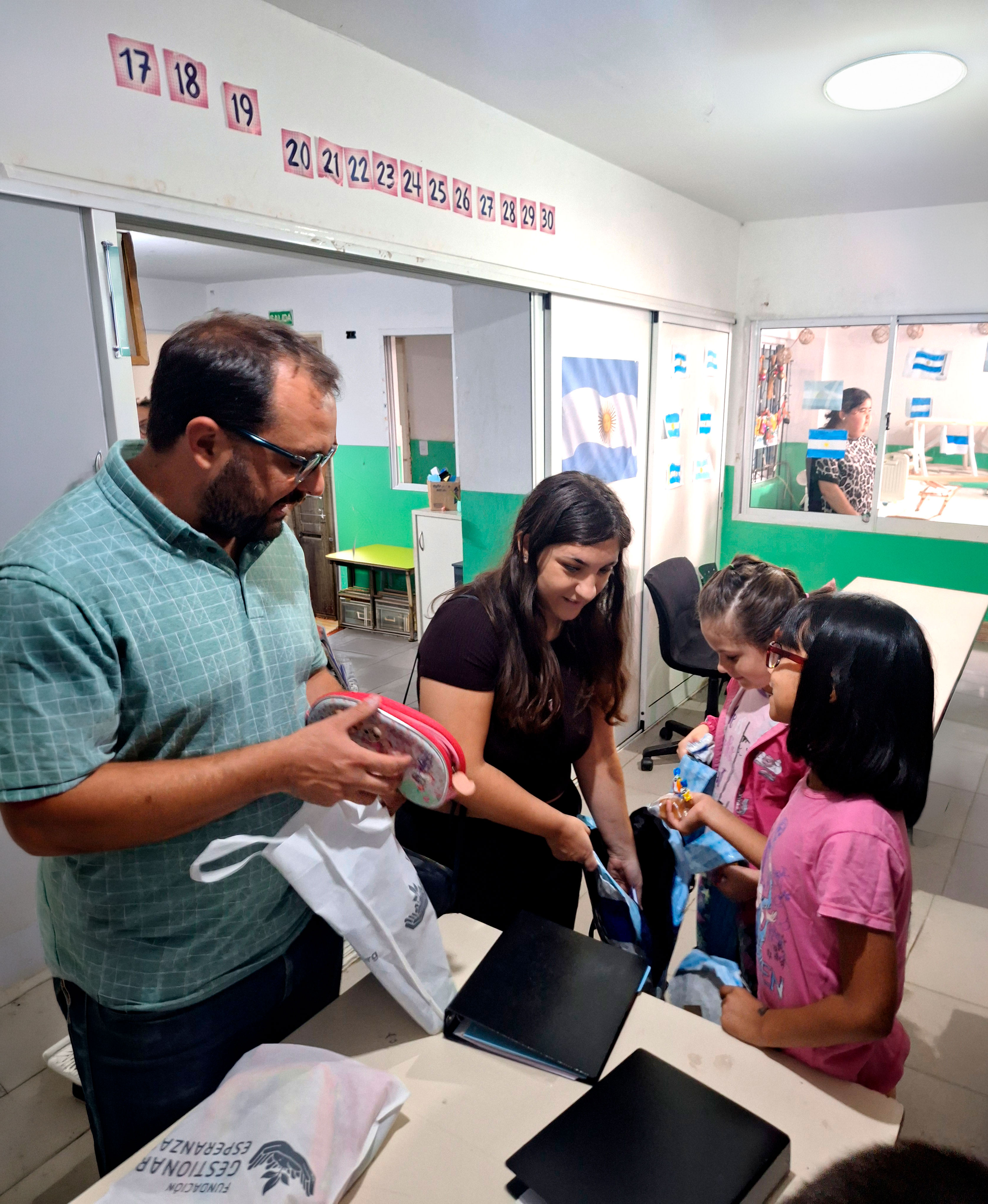 De material publicitario a mochilas escolares: Ala impulsa una iniciativa de reutilización con impacto social - Imagen 1