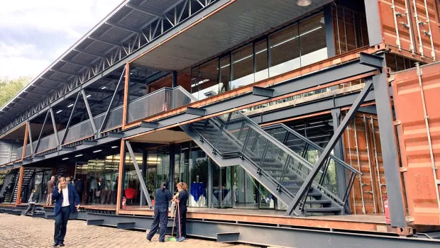 Edificio realizado con materiales reciclados