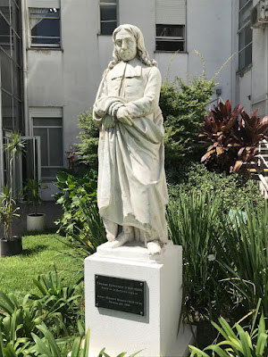 PATRIMONIO DETRÁS DE LOS MUROS DEL HOSPITAL BRITÁNICO: LA ESTATUA DEL MÉDICO THOMAS SYDENHAM EN BUENOS AIRES - Imagen 1