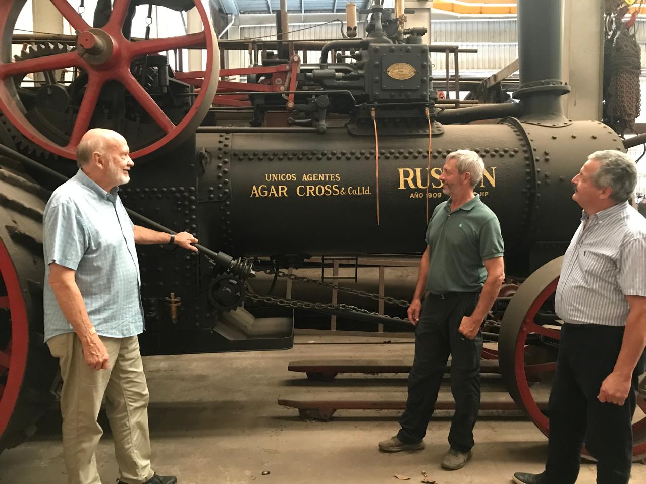 El Ing. John Hampton Ofrece a Los Visitantes Unas Ilustrativas Explicaciones Delante De Un Tractor a Vapor De Fabricación Inglesa. Foto Oad , Marzo 2026  