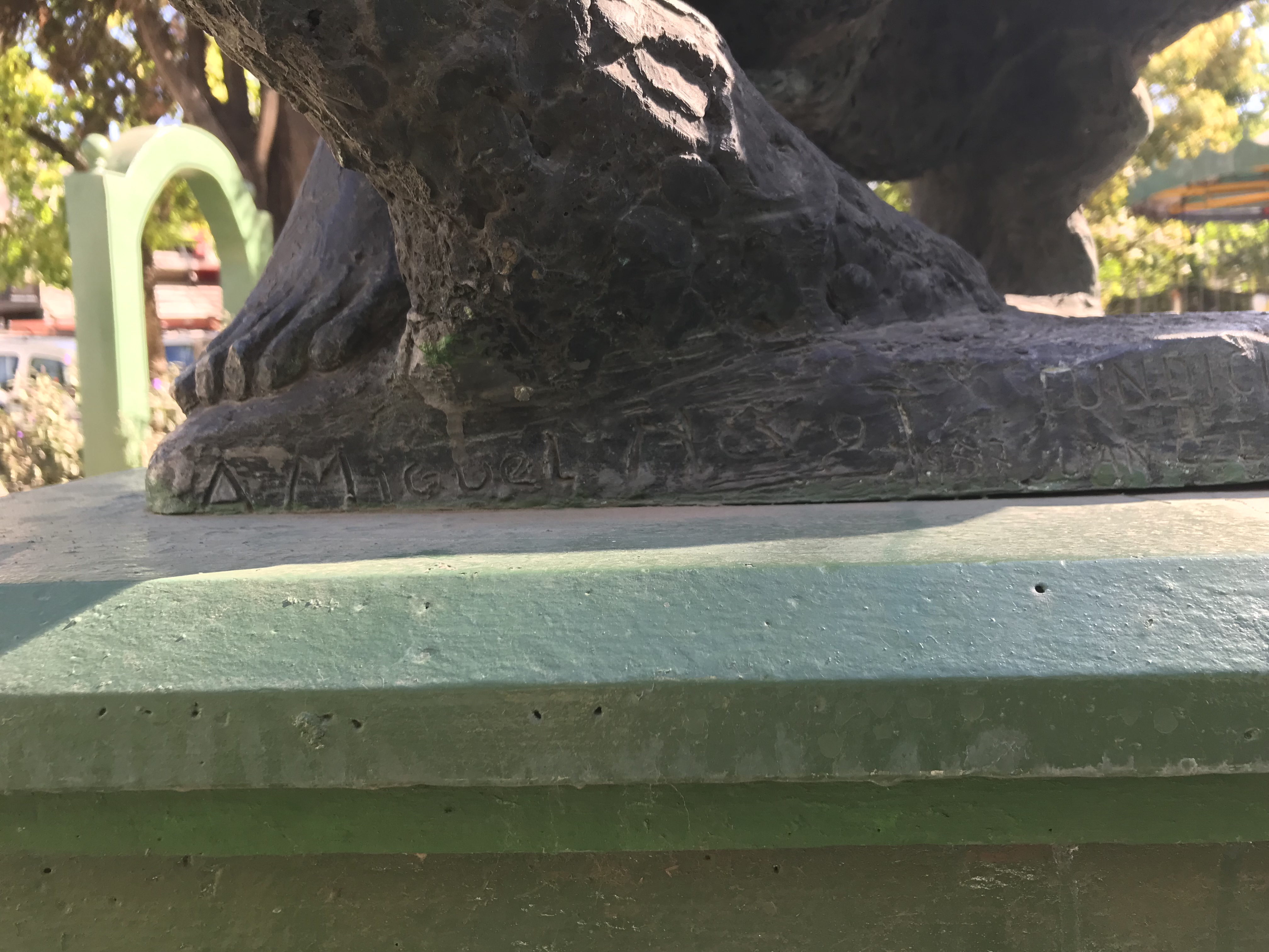 El monumento “a la Madre" en la plaza de Banfield (lado Este), obra de A. M. Nevot