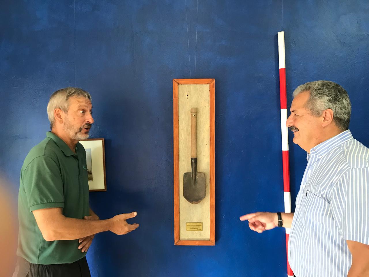 Marcelo Weissel Y Eduardo Leguizamón En La Primera Sala Del Gabinete, Asombrados Ante La Pala Que Fue Utilizada En La Excavación Que Permitió Exhumar El  Pecio De Zen City . Foto Oadm, Marzo 2026