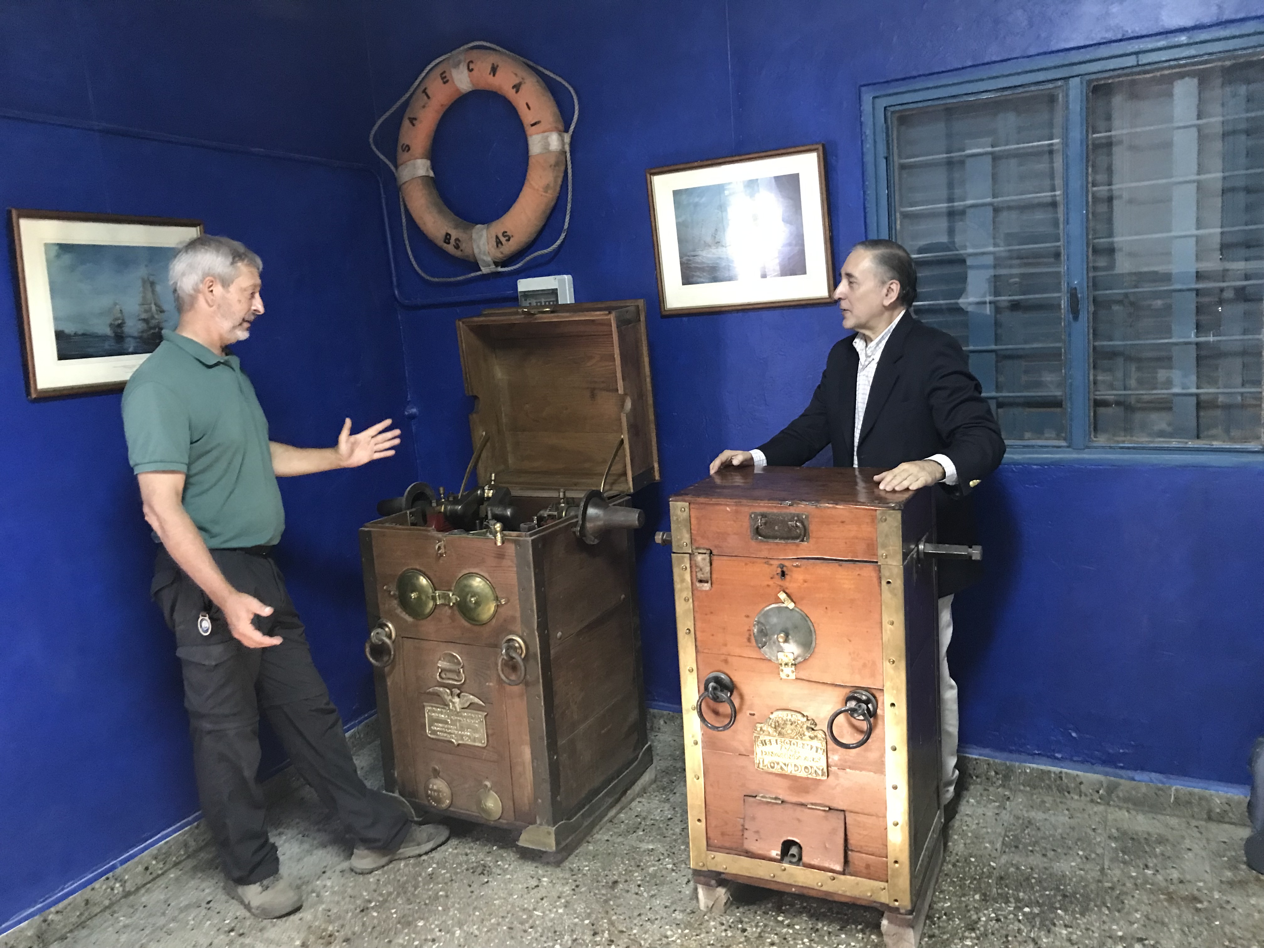 El Dr. Oscar De Masi Dialoga Con El Dr. Weissel En La Segunda Sala Del Gabinete. Foto El, Marzo 2026