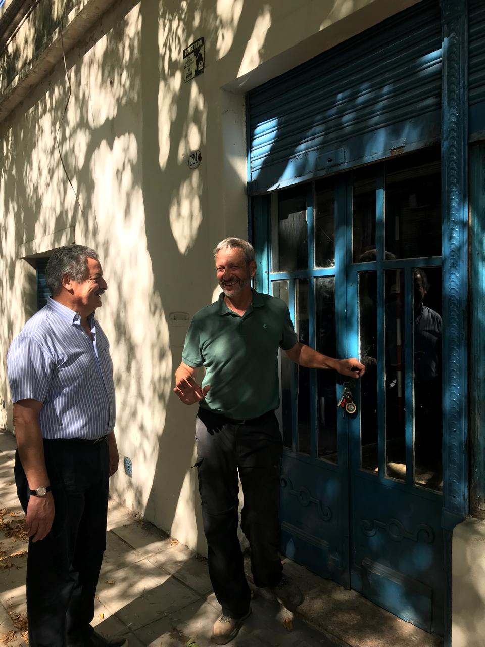 EL DIRECTOR GENERAL Y EL DIRECTOR ADJUNTO DE LA REVISTA "HABITAT" VISITARON EL GABINETE DEL MUSEO ARQUEOLÓGICO DE LA BOCA Y EL TALLER CROMWELL
